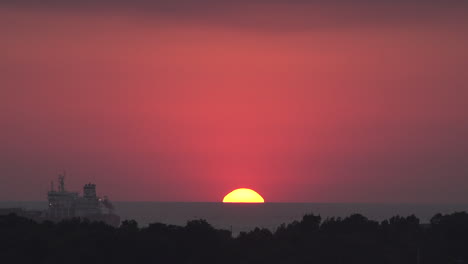 Guatemala-bright-setting-sun-moves-below-horizon-time-lapse